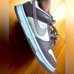 Suede dunks beautiful color way Coconut milk/plum eclipse.Extra laces included